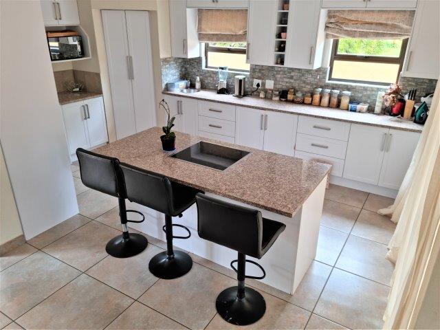 To Let 4 Bedroom Property for Rent in Melodie North West